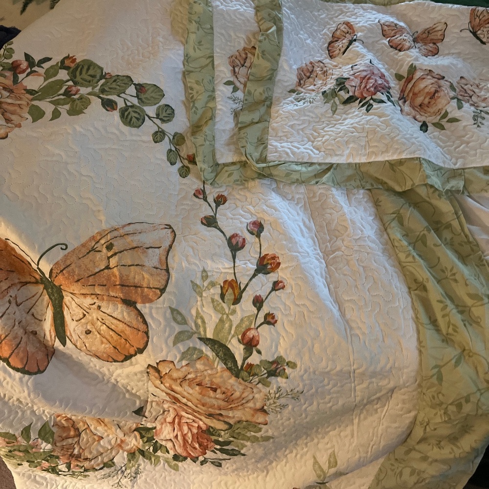Beautiful  queen spring/summer butterfly bedspread w/shames